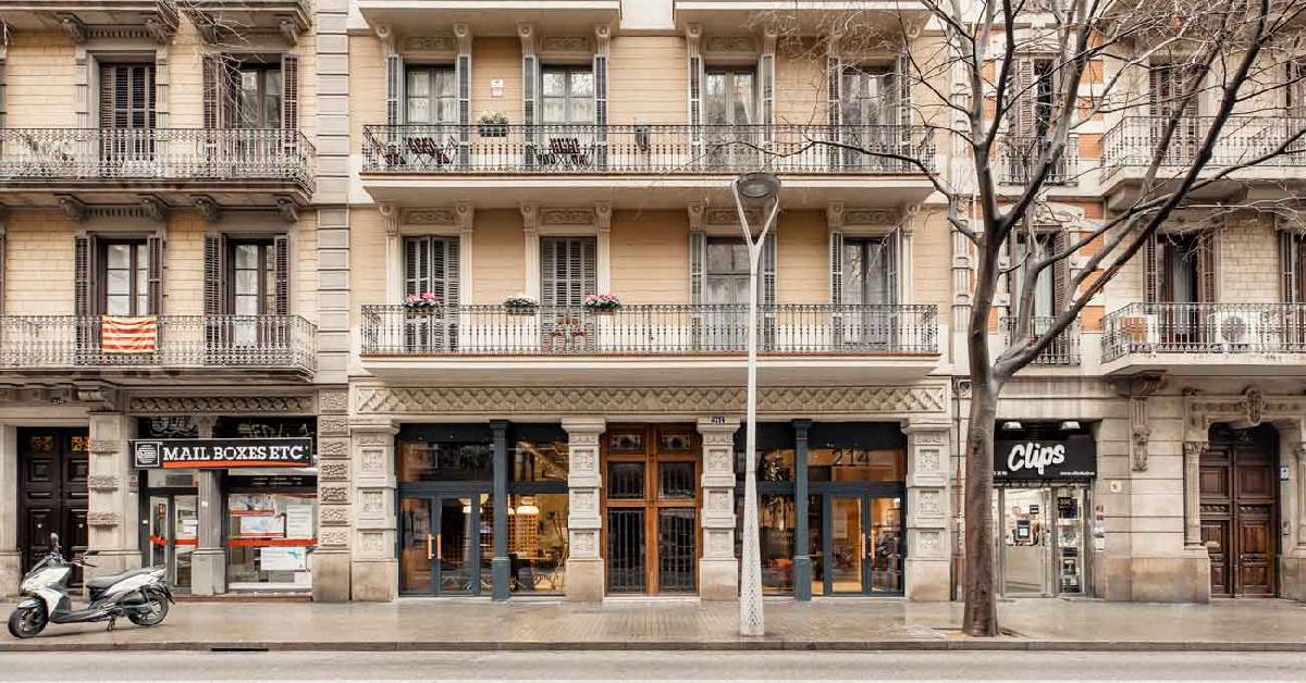 Una imagen donde se muestra el lugar donde se ubicará el showroom de Barcelona de las empresas de mobiliario de interiores Forma 5 y esPattio